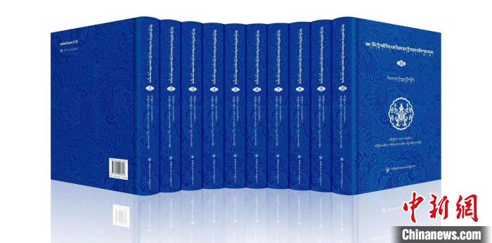 圖為青海果洛州藏醫(yī)專家桑德才讓擔(dān)任主編的《藏醫(yī)傳染性疾病文獻(xiàn)集成》?！∈茉L者 供圖