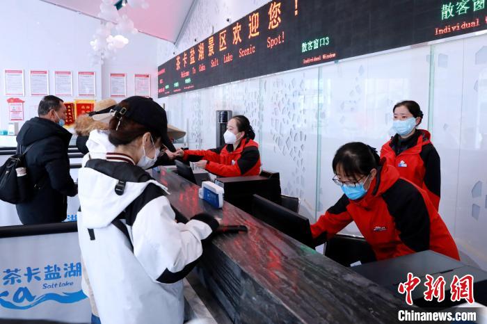 圖為茶卡鹽湖景區(qū)開園迎客?！⊥跎鷺s 攝