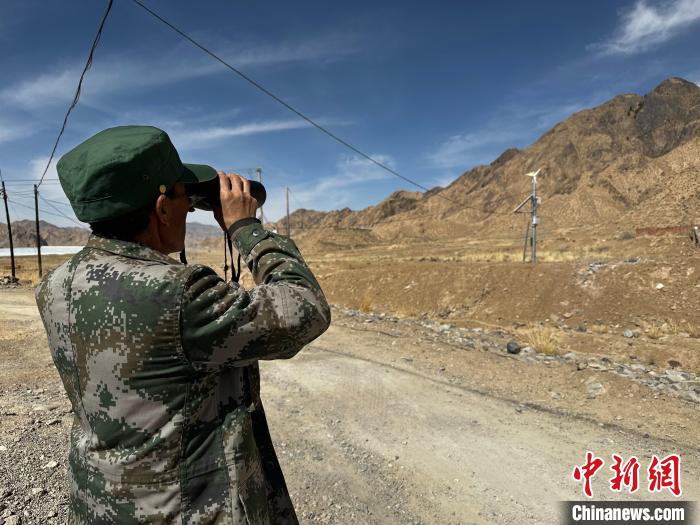 圖為文物保護員費生平正在巡查?！±铍h 攝