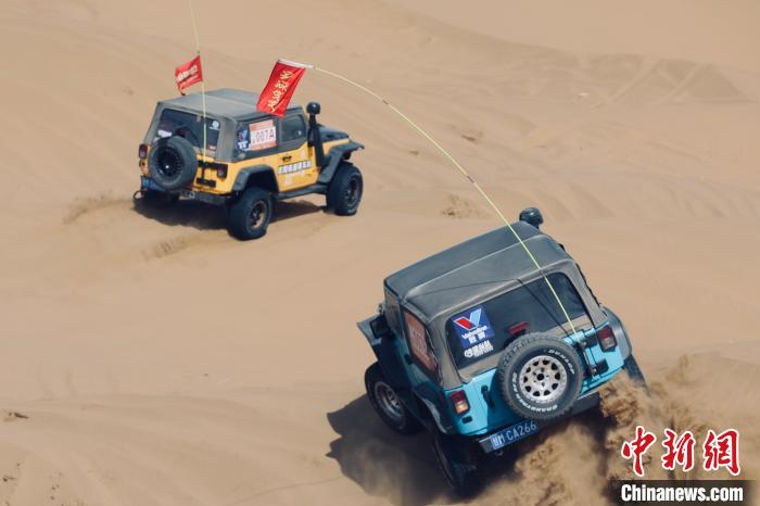 圖為高原沙漠機車越野挑戰(zhàn)賽現(xiàn)場?！≠F南縣委宣傳部供圖