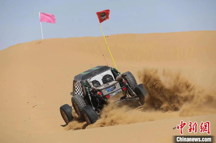 圖為高原沙漠機車越野挑戰(zhàn)賽現(xiàn)場?！≠F南縣委宣傳部供圖