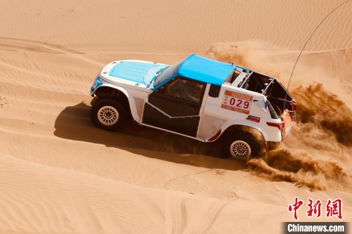 圖為高原沙漠機車越野挑戰(zhàn)賽現(xiàn)場?！≠F南縣委宣傳部供圖