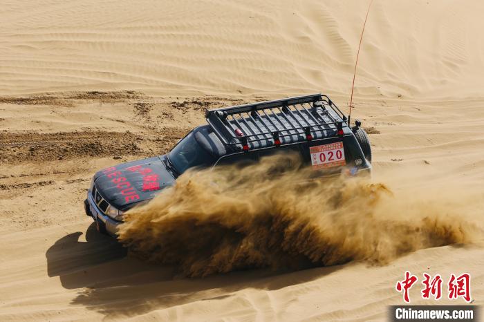 圖為高原沙漠機車越野挑戰(zhàn)賽現(xiàn)場。　貴南縣委宣傳部供圖