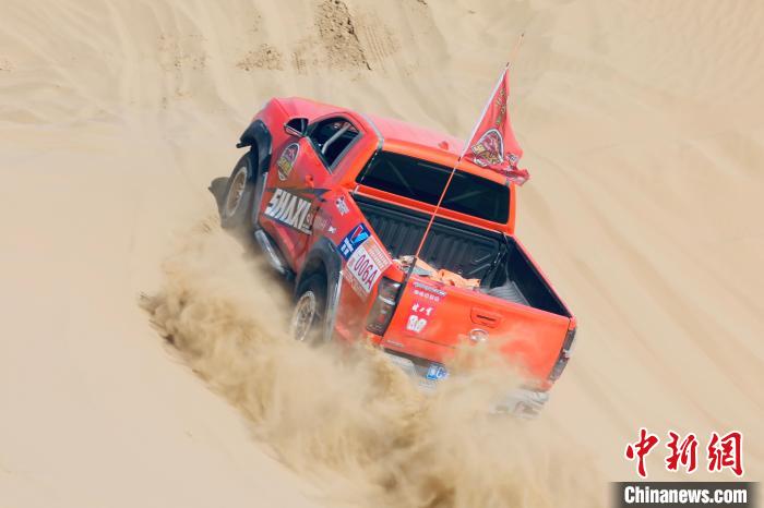 圖為高原沙漠機車越野挑戰(zhàn)賽現(xiàn)場?！≠F南縣委宣傳部供圖