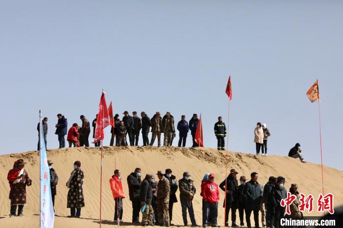 圖為來自各地的觀眾觀看比賽。　貴南縣委宣傳部供圖