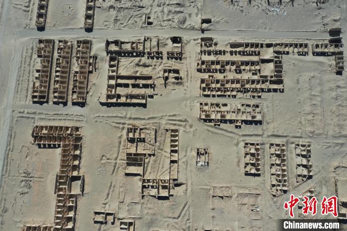 航拍青海省海西蒙古族藏族自治州茫崖市冷湖石油工業(yè)遺址保護(hù)區(qū)。　馬銘言 攝