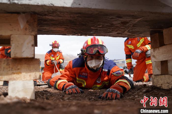 圖為地震實戰(zhàn)拉動現(xiàn)場，參演人員正在進行頂撐救援項目?！∮駱湎拦﹫D