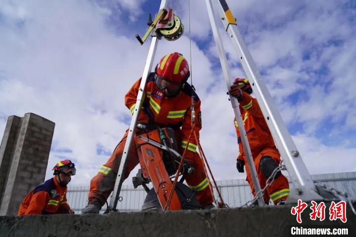 圖為地震實戰(zhàn)拉動現(xiàn)場，參演人員正在進行垂直救援項目。　玉樹消防供圖
