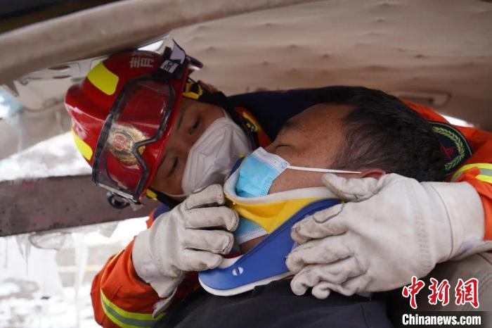 圖為地震實戰(zhàn)拉動現(xiàn)場，參演人員正在進行車輛事故救援項目。　玉樹消防供圖