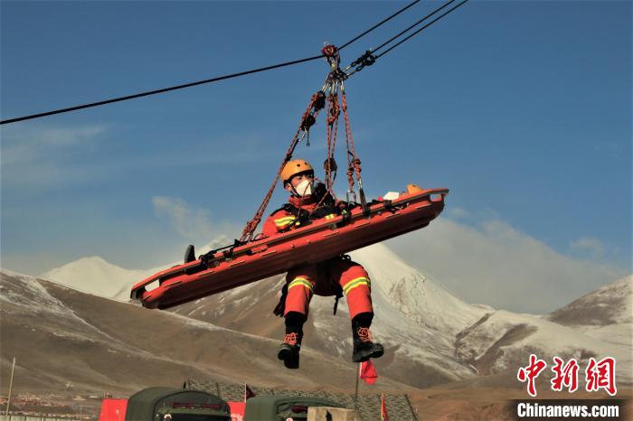 圖為地震實戰(zhàn)拉動現(xiàn)場，參演人員正在進行懸崖救助項目。　玉樹消防供圖