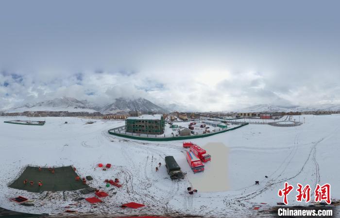 圖為地震實戰(zhàn)演練現(xiàn)場全景?！∮駱湎拦﹫D