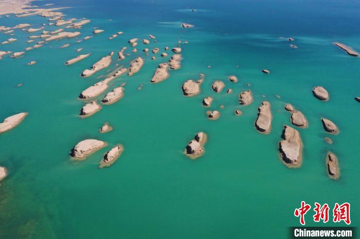 航拍青海大柴旦烏素特水上雅丹奇特景觀?！●R銘言 攝