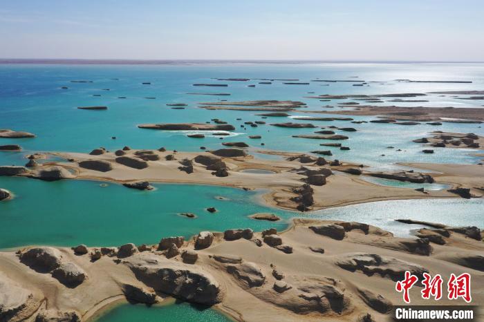 航拍青海大柴旦烏素特水上雅丹奇特景觀。　馬銘言 攝