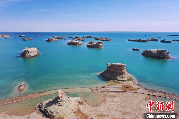 航拍青海大柴旦烏素特水上雅丹奇特景觀?！●R銘言 攝