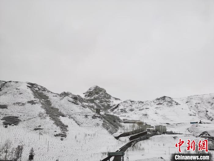 圖為青海省東南部的青沙山區(qū)域銀裝素裹?！?zhí)砀?攝