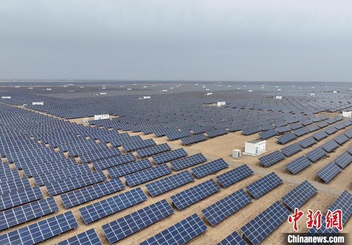 圖為航拍青海省海南藏族自治州共和縣塔拉灘光伏產(chǎn)業(yè)園?！∑钤鲚?攝
