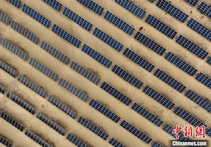 圖為航拍青海省海南藏族自治州共和縣塔拉灘光伏產(chǎn)業(yè)園。　祁增蓓 攝