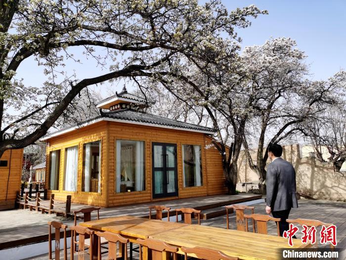 圖為尖扎噶達莊園一角?！?zhí)砀?攝