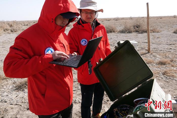 格爾木草地站，青藏科考隊員采集觀測數(shù)據(jù)?！?lt;a target='_blank' href='/'><p  align=