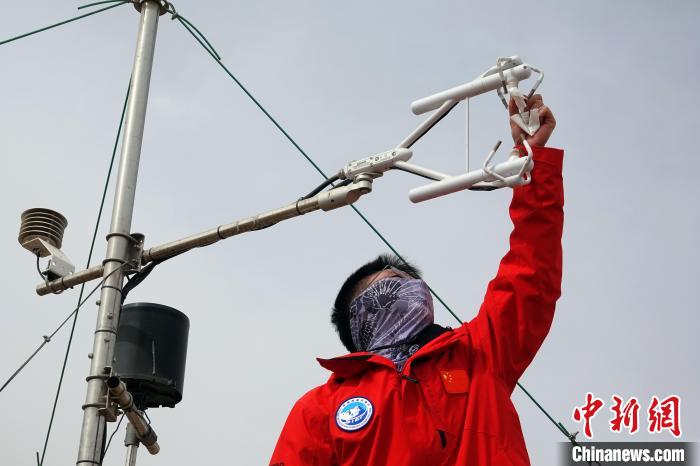 格爾木草地站，青藏科考隊員維護(hù)科研設(shè)備?！?lt;a target='_blank' href='/'><p  align=