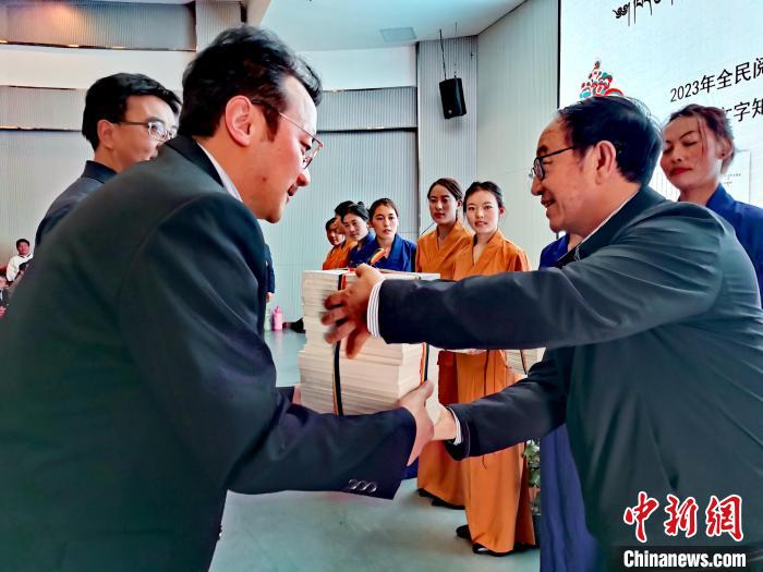 圖為贈送叢書。　張?zhí)砀?攝