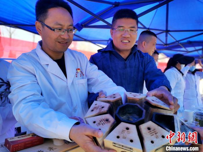 圖為青海省海東市樂都區(qū)中醫(yī)院八卦灸展示?！?zhí)砀?攝