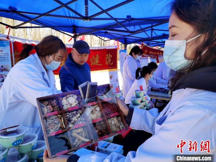 圖為中藥展示?！?zhí)砀?攝