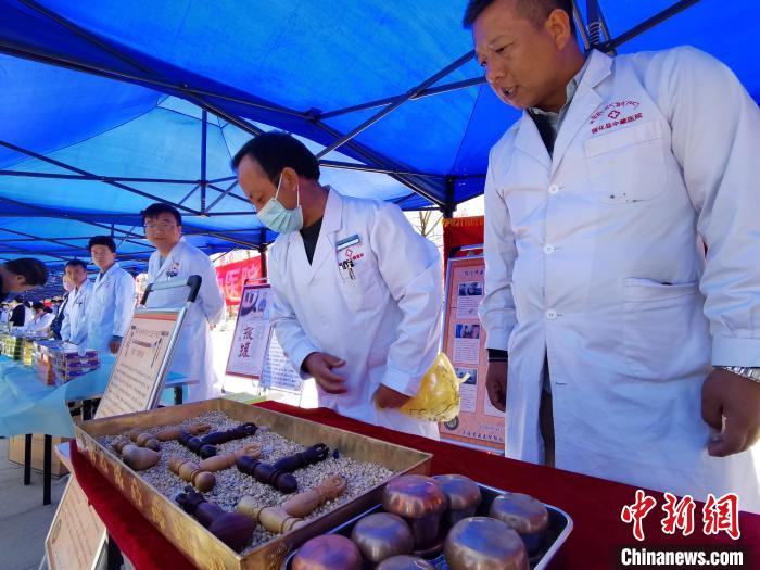 圖為青海省循化縣的國家級非遺項目尤闕療法的器械展示?！?zhí)砀?攝