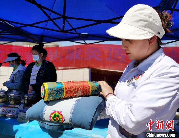 圖為青海省互助縣的中藥枕頭?！?zhí)砀?攝