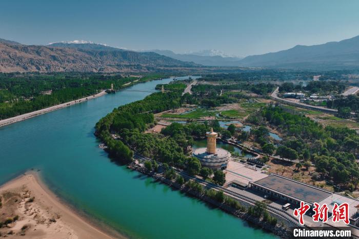 航拍青海貴德黃河岸畔綠意濃濃?！≮w凜松 攝