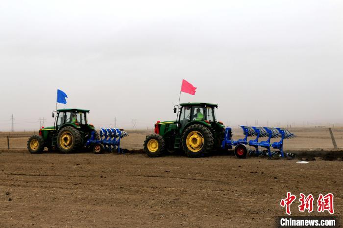 圖為播種機(jī)正在忙碌耕作?！埖么?攝