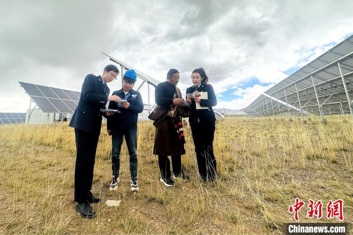 圖為稅務(wù)干部上門開展稅費(fèi)輔導(dǎo)?！》劫F龍 攝