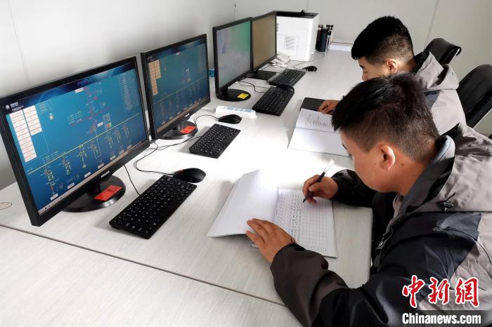 圖為光伏發(fā)電項目升壓站監(jiān)控室。　李雋 攝