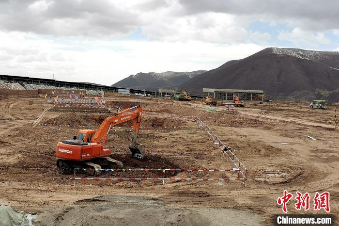 圖為光伏發(fā)電項目施工區(qū)正在抓緊施工?！±铍h 攝