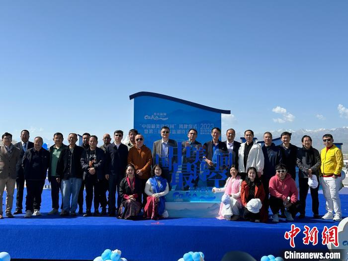 圖為國(guó)內(nèi)眾多詩(shī)人在茶卡鹽湖景區(qū)合影?！⒀?攝