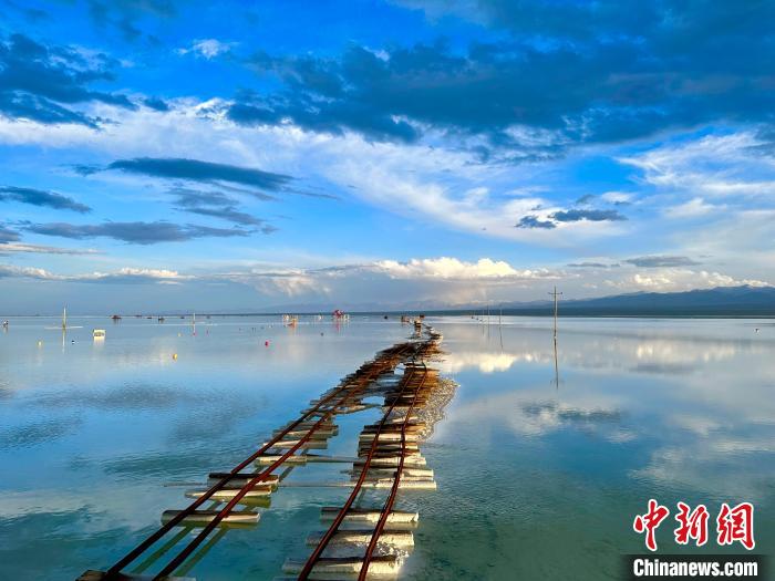 圖為茶卡鹽湖景區(qū)風(fēng)光?！⒀?攝