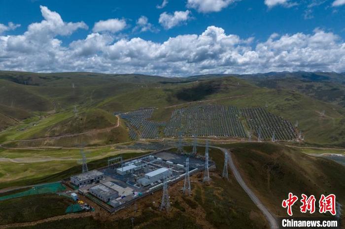 航拍建成投運(yùn)的柯拉一期光伏電站升壓站?！⒅铱?攝