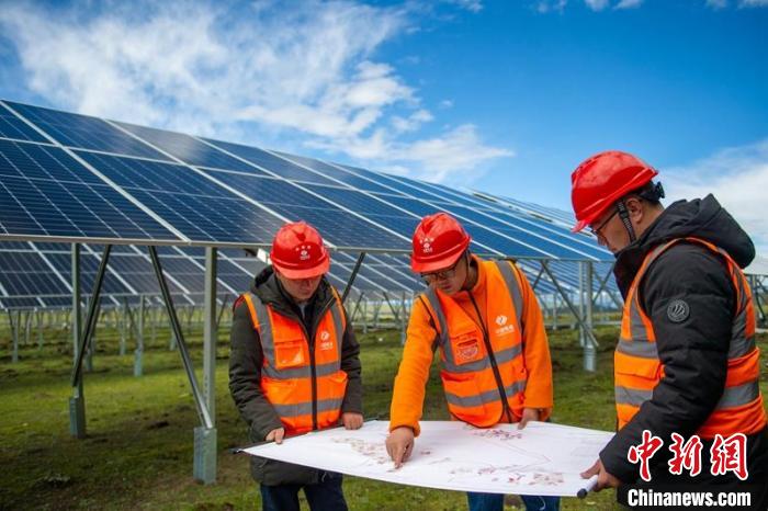 施工技術(shù)人員正在認(rèn)真核查柯拉一期光伏電站相關(guān)設(shè)計(jì)數(shù)據(jù)等。　劉忠俊 攝