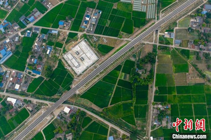 空中俯瞰綿竹牽引變電所和川青鐵路成黃段鐵路線?！⒅铱?攝