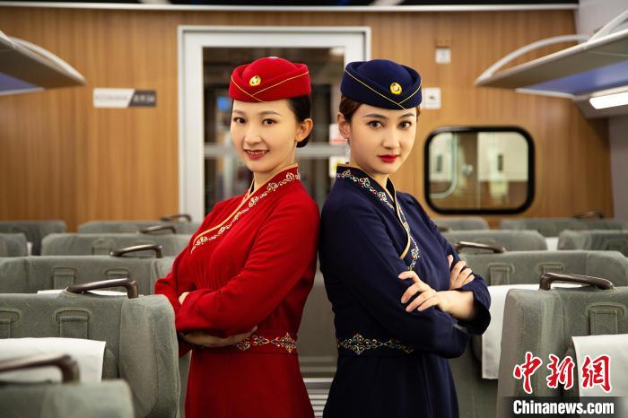 圖為整體色彩以“深藏青”和“喇嘛紅”為主調(diào)的西格段“復(fù)興號(hào)”動(dòng)車組乘務(wù)員新制服?！±罾?攝