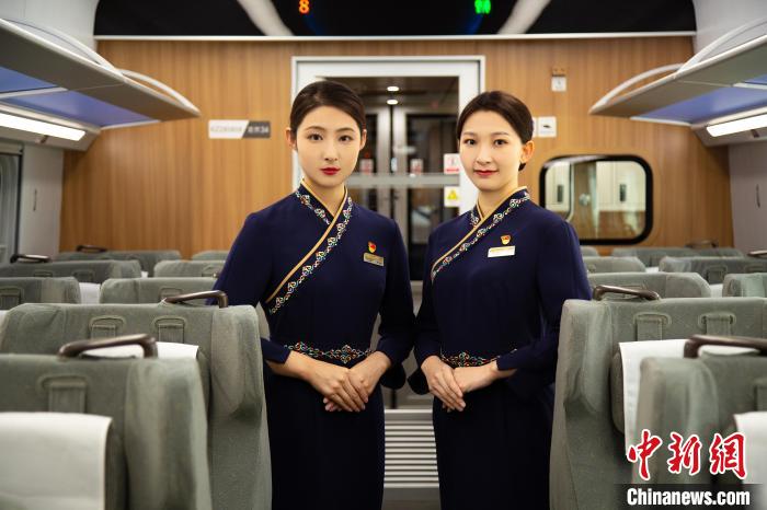圖為整體色彩以“深藏青”為主調(diào)的西格段“復(fù)興號(hào)”動(dòng)車組乘務(wù)員新制服?！±罾?攝