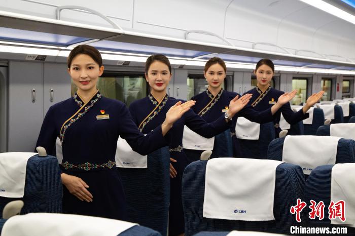 圖為身穿新制服的青藏鐵路西格段“復(fù)興號(hào)”動(dòng)車組乘務(wù)員?！±罾?攝