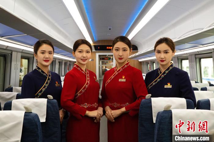 圖為整體色彩以“深藏青”和“喇嘛紅”為主調(diào)的西格段“復(fù)興號(hào)”動(dòng)車組乘務(wù)員新制服?！±罾?攝