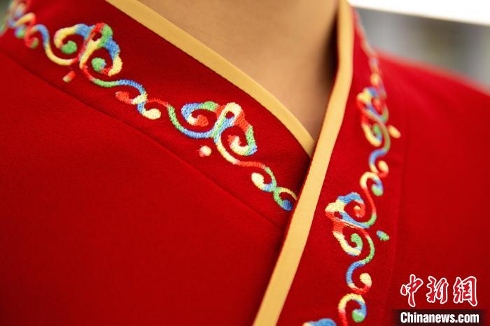 圖為新制服領(lǐng)口點(diǎn)綴有蒙古特色的烏力吉紋繡花?！±罾?攝