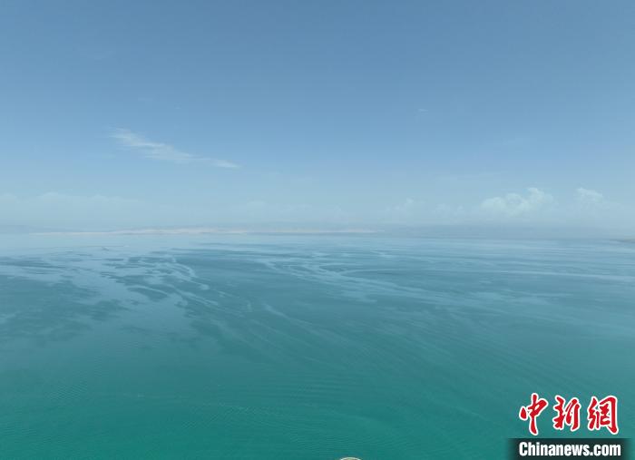 圖為航拍仲夏時節(jié)，青海湖水天一色。　祁增蓓 攝