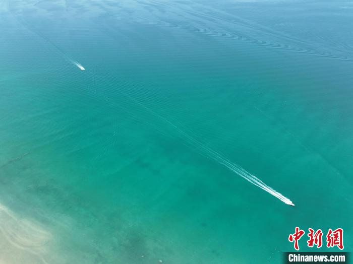 圖為航拍仲夏時節(jié)，青海湖湖水碧波蕩漾?！∑钤鲚?攝