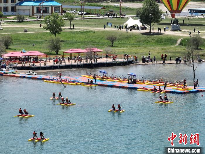 圖為航拍游客青海湖二郎劍景區(qū)體驗娛樂項目?！∑钤鲚?攝