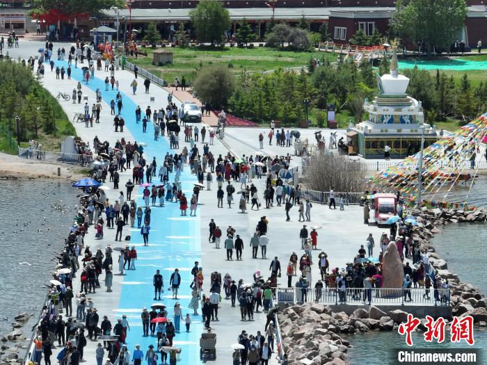 圖為航拍青海湖二郎劍景區(qū)游客眾多?！∑钤鲚?攝