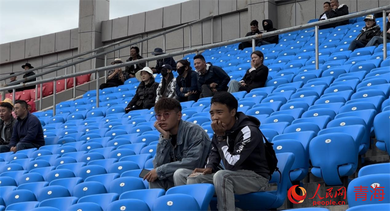 現(xiàn)場(chǎng)觀看“州超”的觀眾。人民網(wǎng) 劉沛然攝