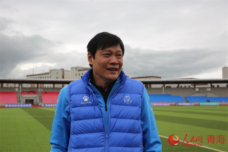 中場(chǎng)休息時(shí)與球員交流的范志毅。人民網(wǎng) 馬可欣攝